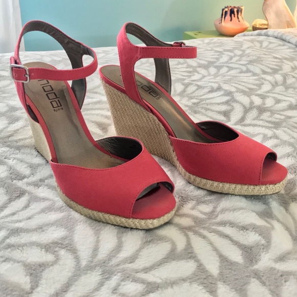 SOLD: Moda red wedge heels - Picture 2 of 6